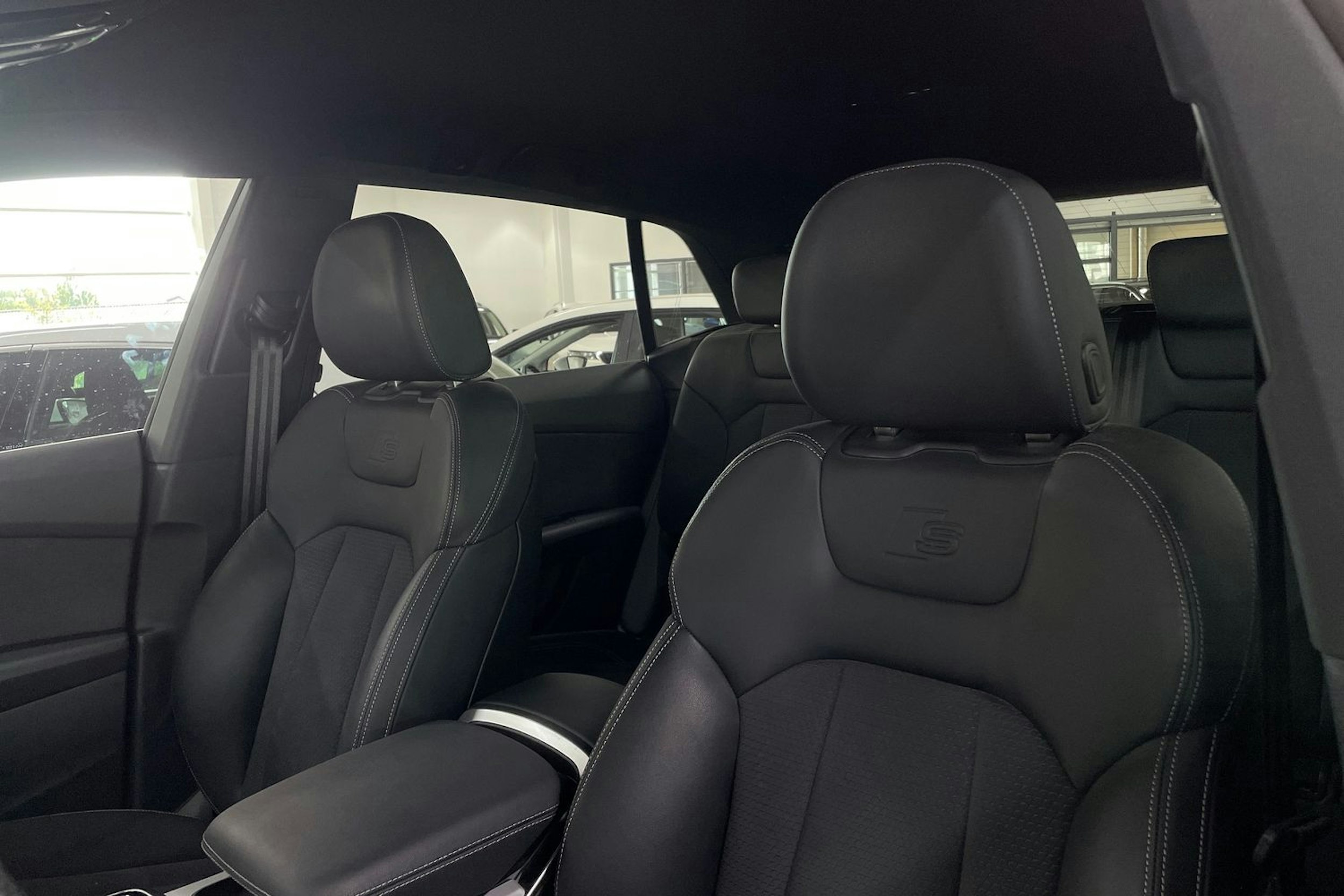 harmaa Audi Q8 2023 kuva 30.