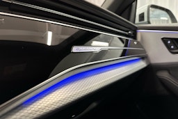hopea Audi Q8 2024 kuva 24.