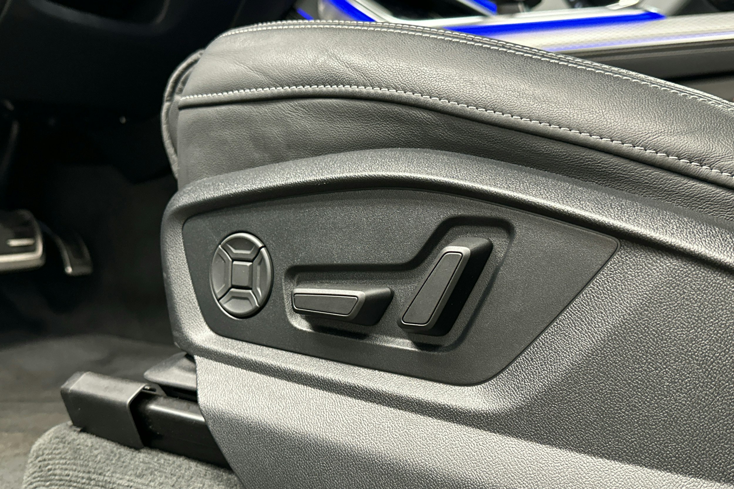 hopea Audi Q8 2024 kuva 26.