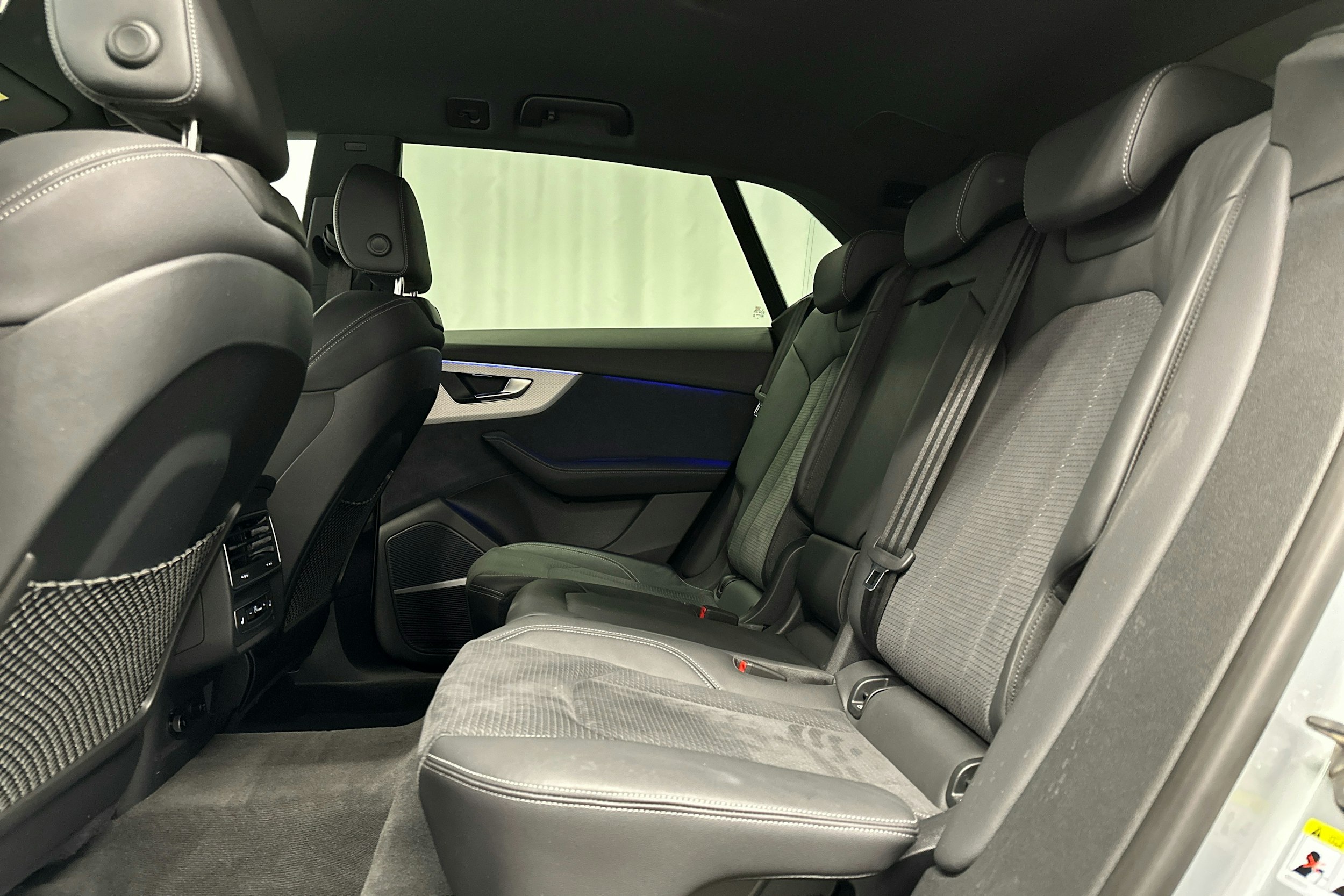 hopea Audi Q8 2024 kuva 29.