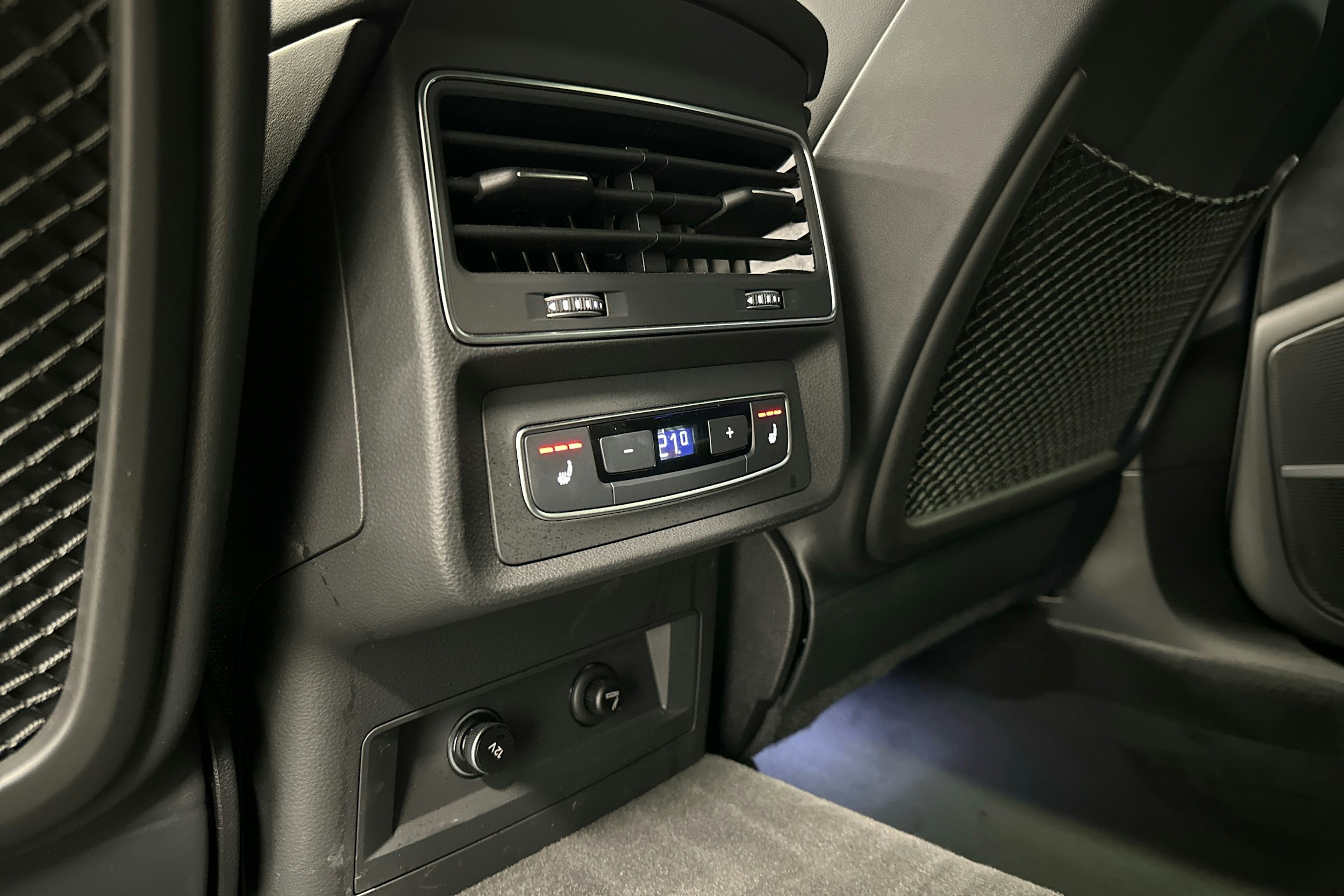 hopea Audi Q8 2024 kuva 30.