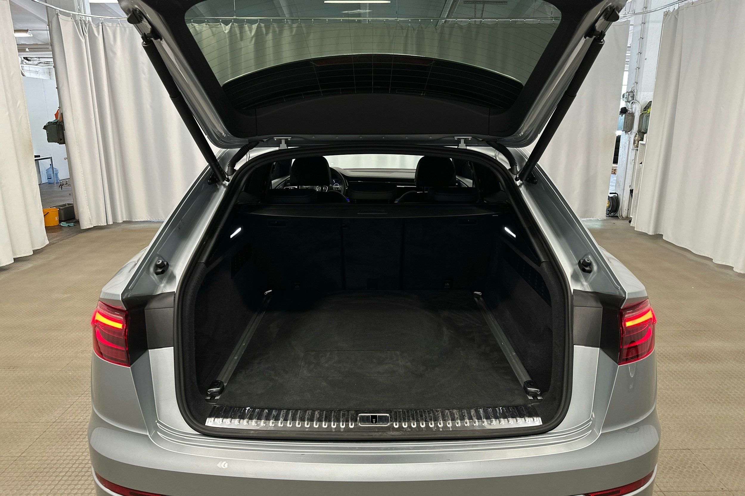 hopea Audi Q8 2024 kuva 31.