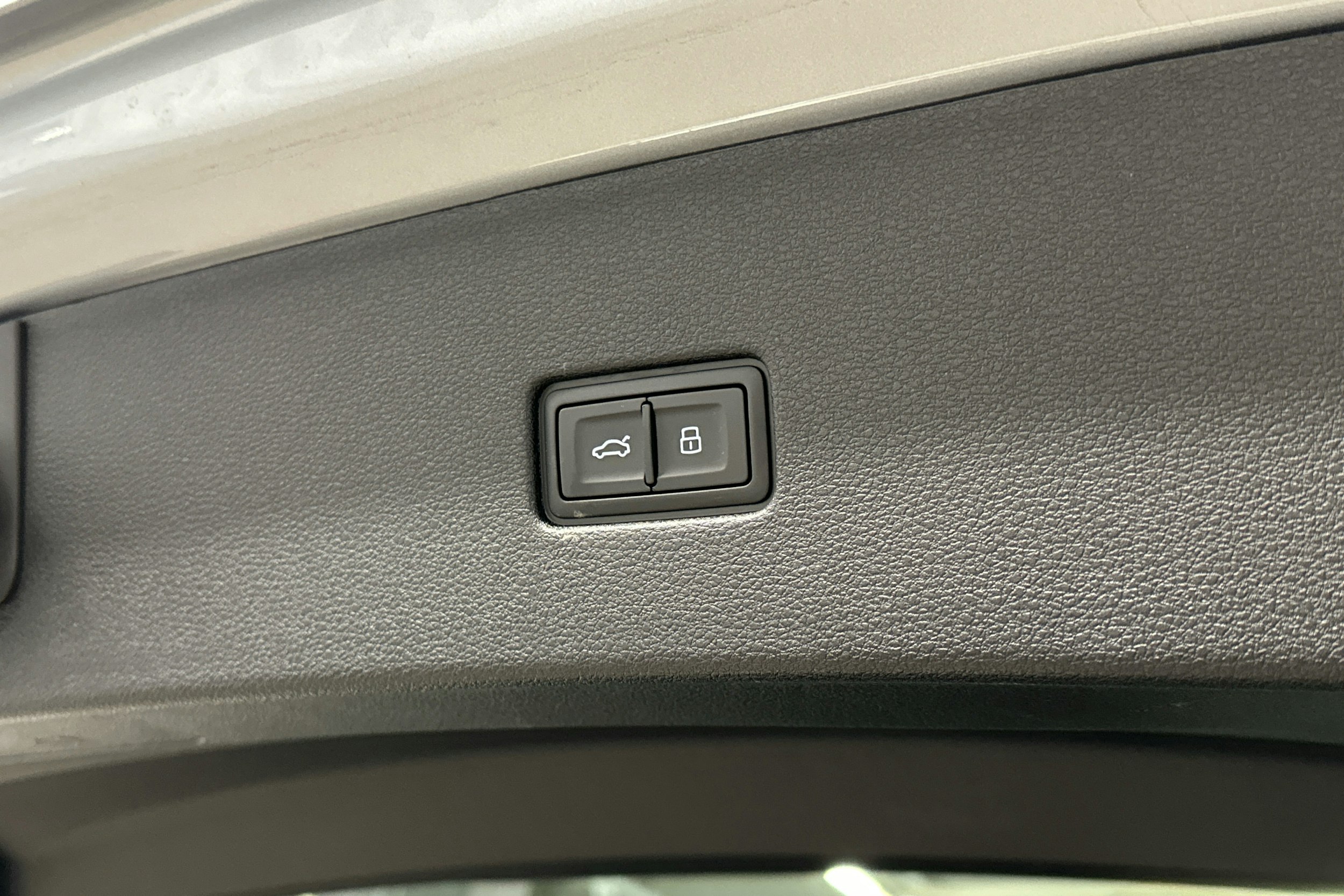 hopea Audi Q8 2024 kuva 32.