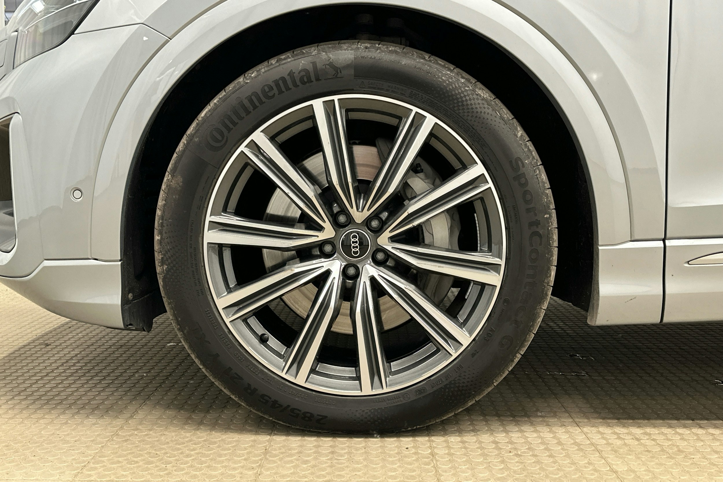 hopea Audi Q8 2024 kuva 35.