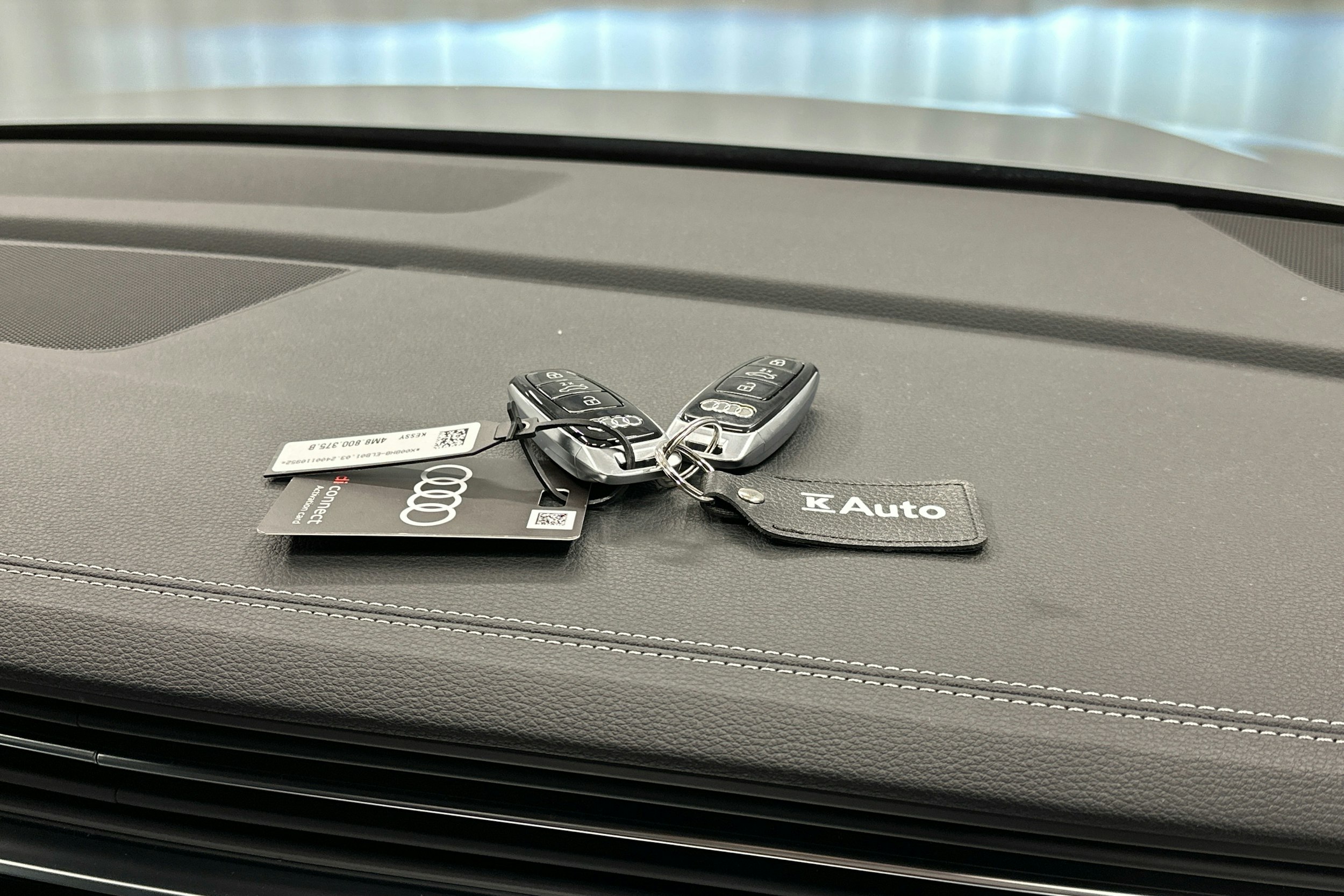 hopea Audi Q8 2024 kuva 36.