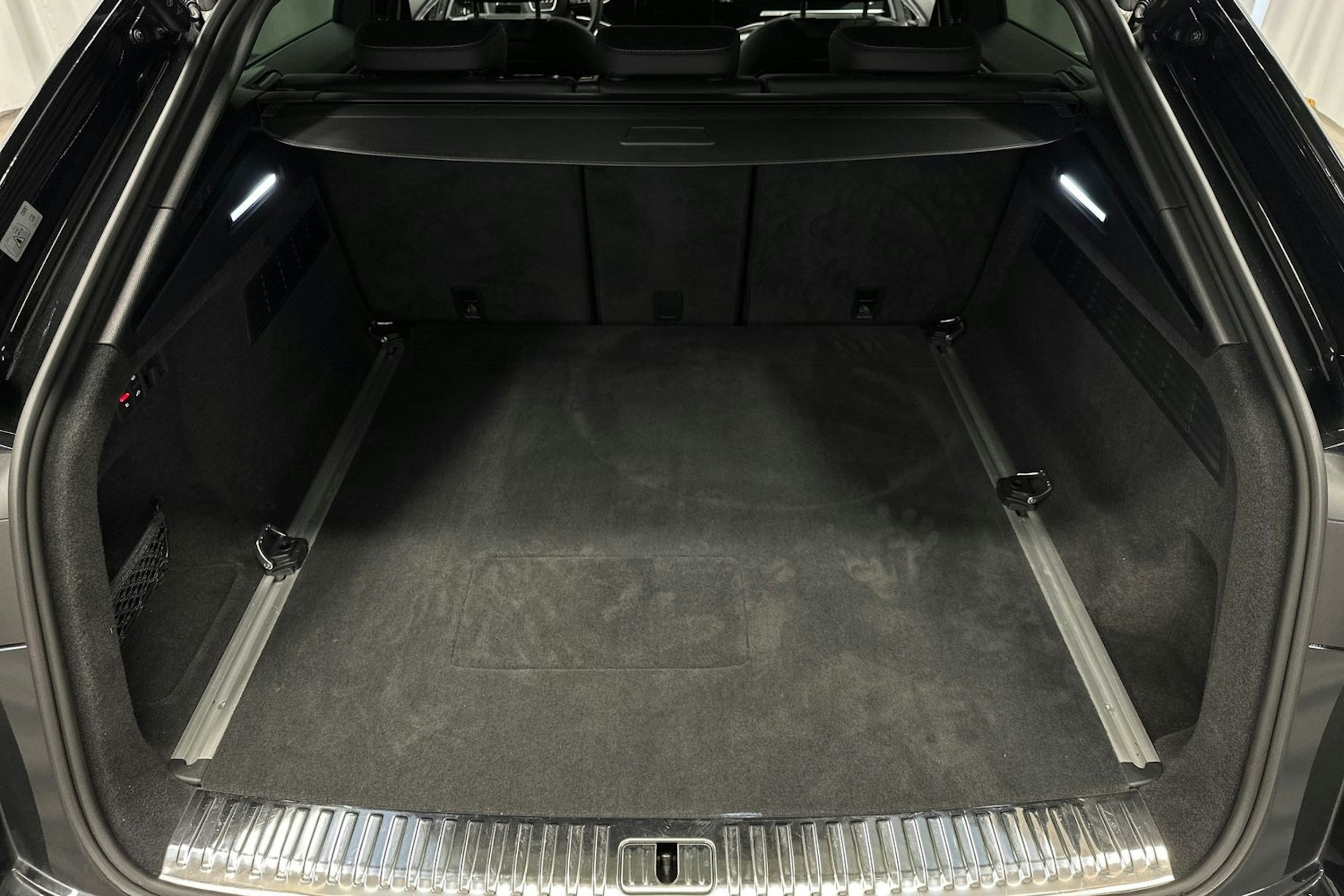 met. musta Audi Q8 2024 kuva 13.