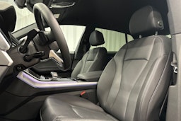 met. musta Audi Q8 2024 kuva 17.