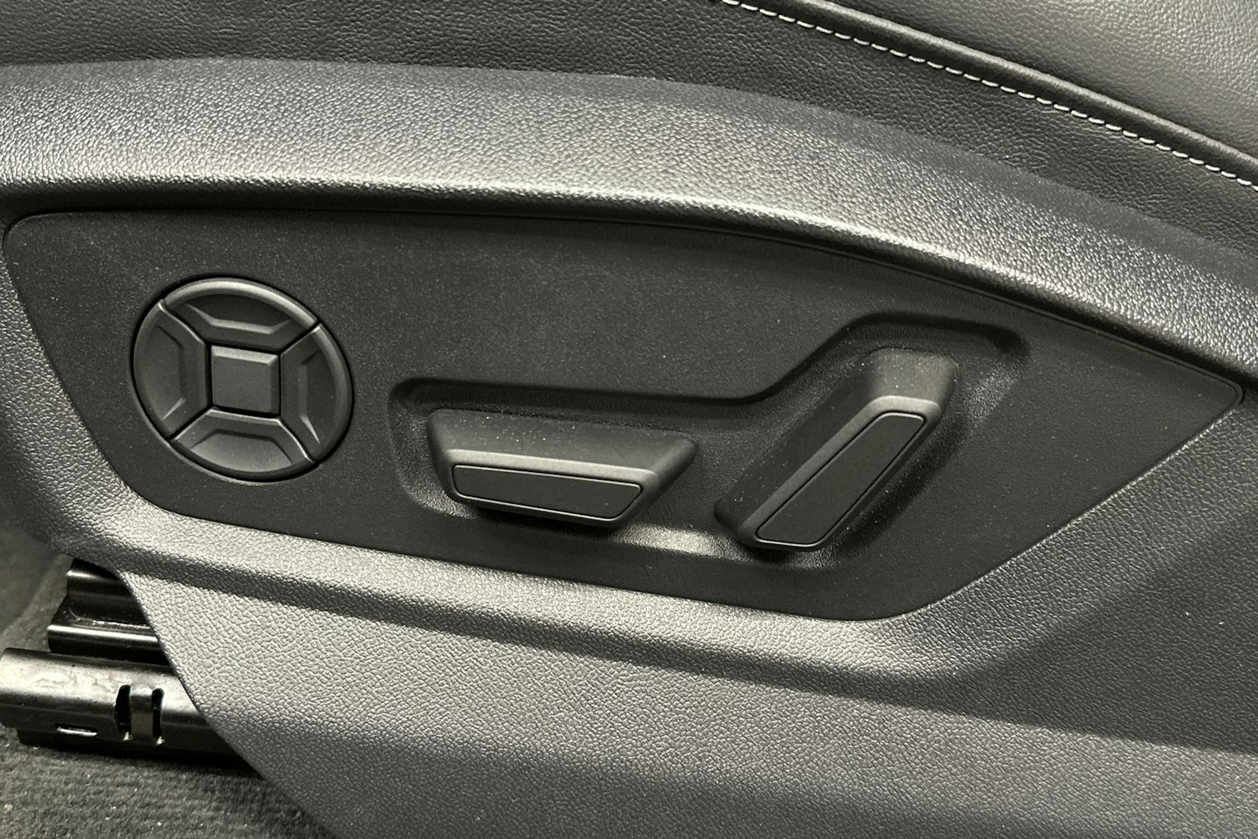 met. musta Audi Q8 2024 kuva 18.