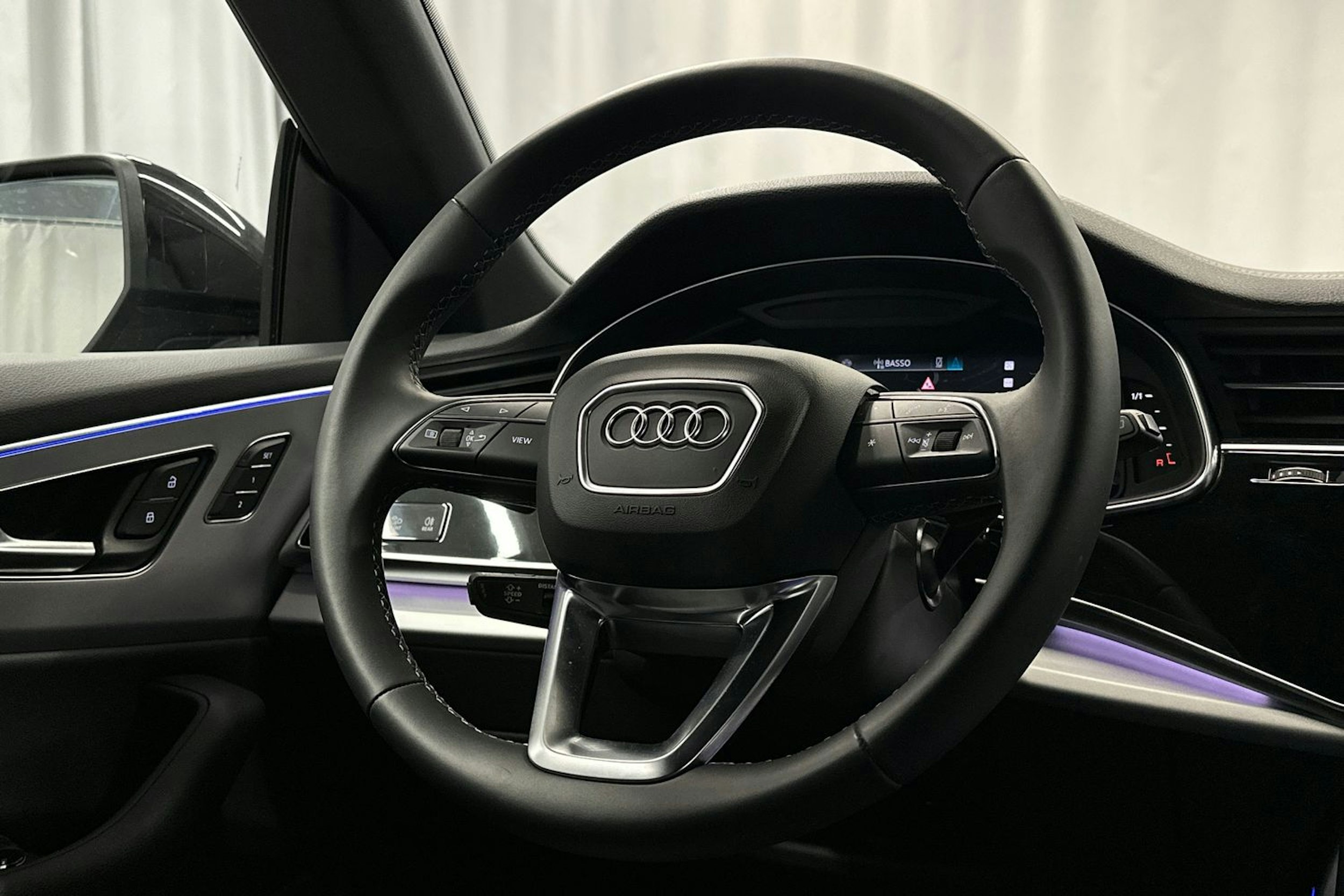 met. musta Audi Q8 2024 kuva 21.