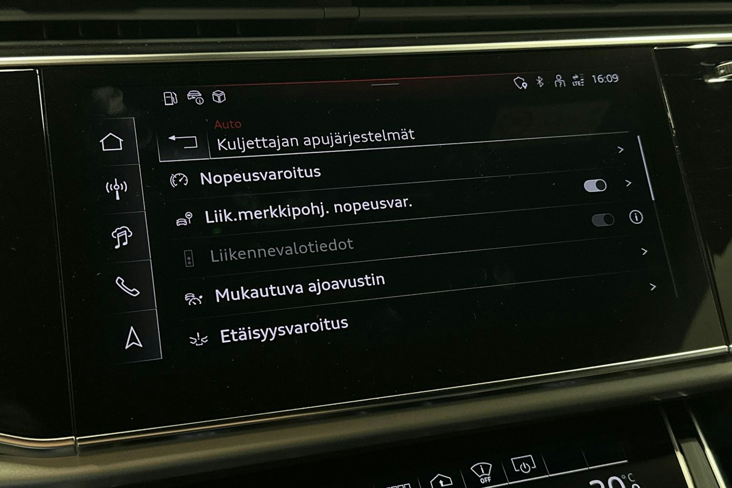 met. musta Audi Q8 2024 kuva 32.