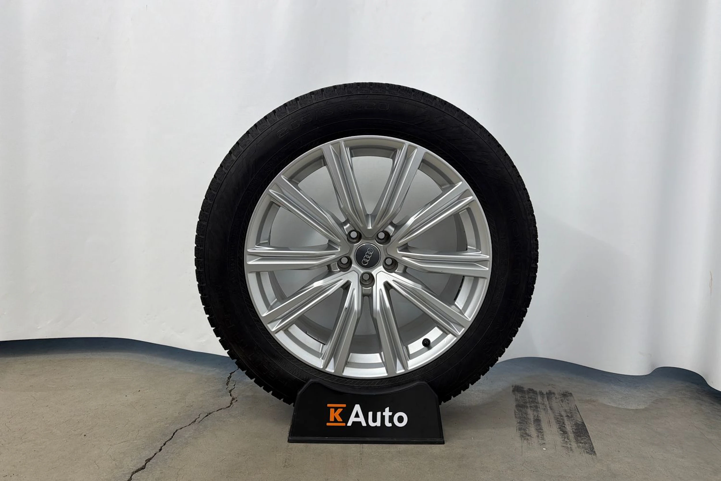 met. sininen Audi Q8 2024 kuva 11.