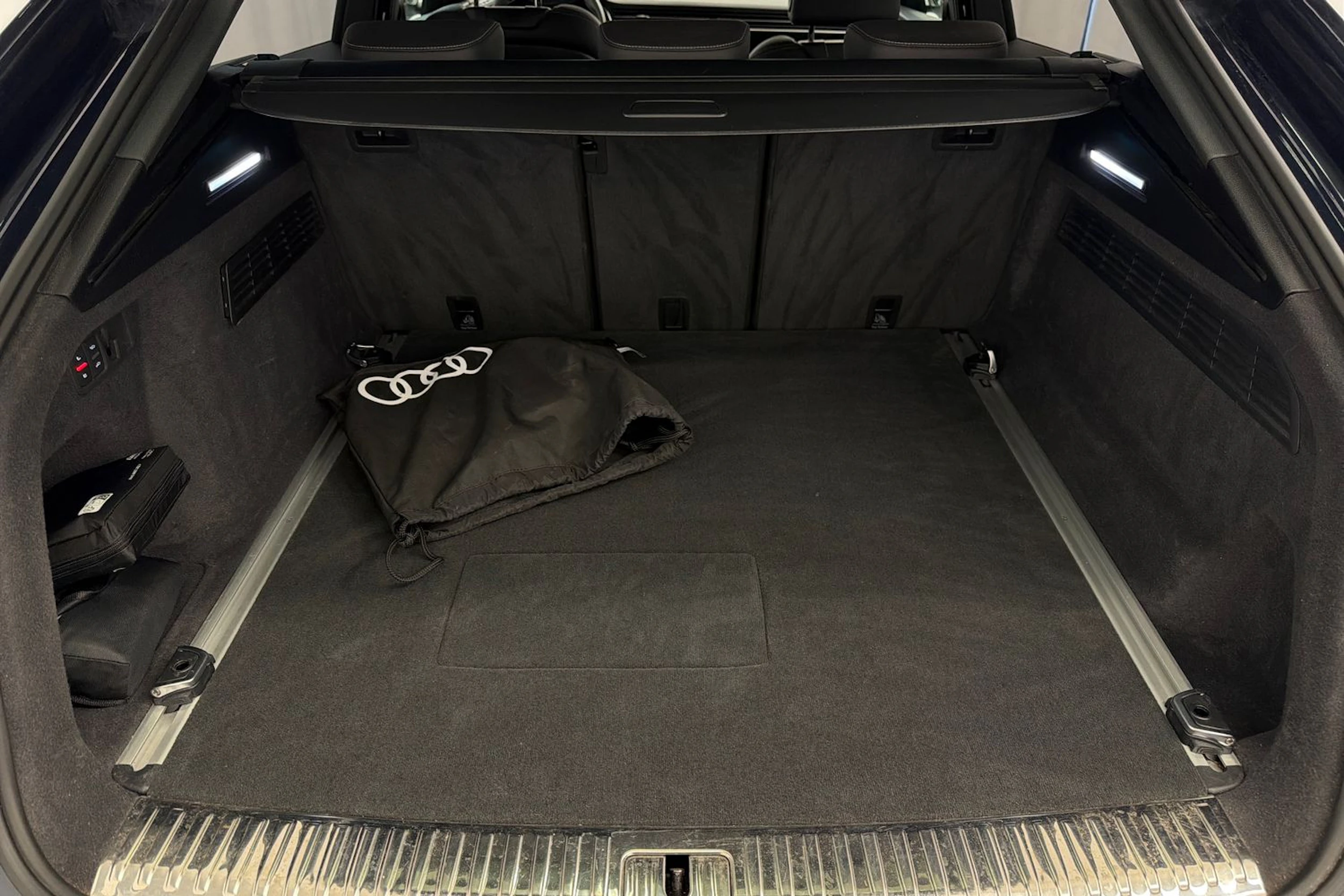 met. sininen Audi Q8 2024 kuva 13.