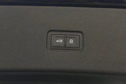 met. sininen Audi Q8 2024 kuva 15.
