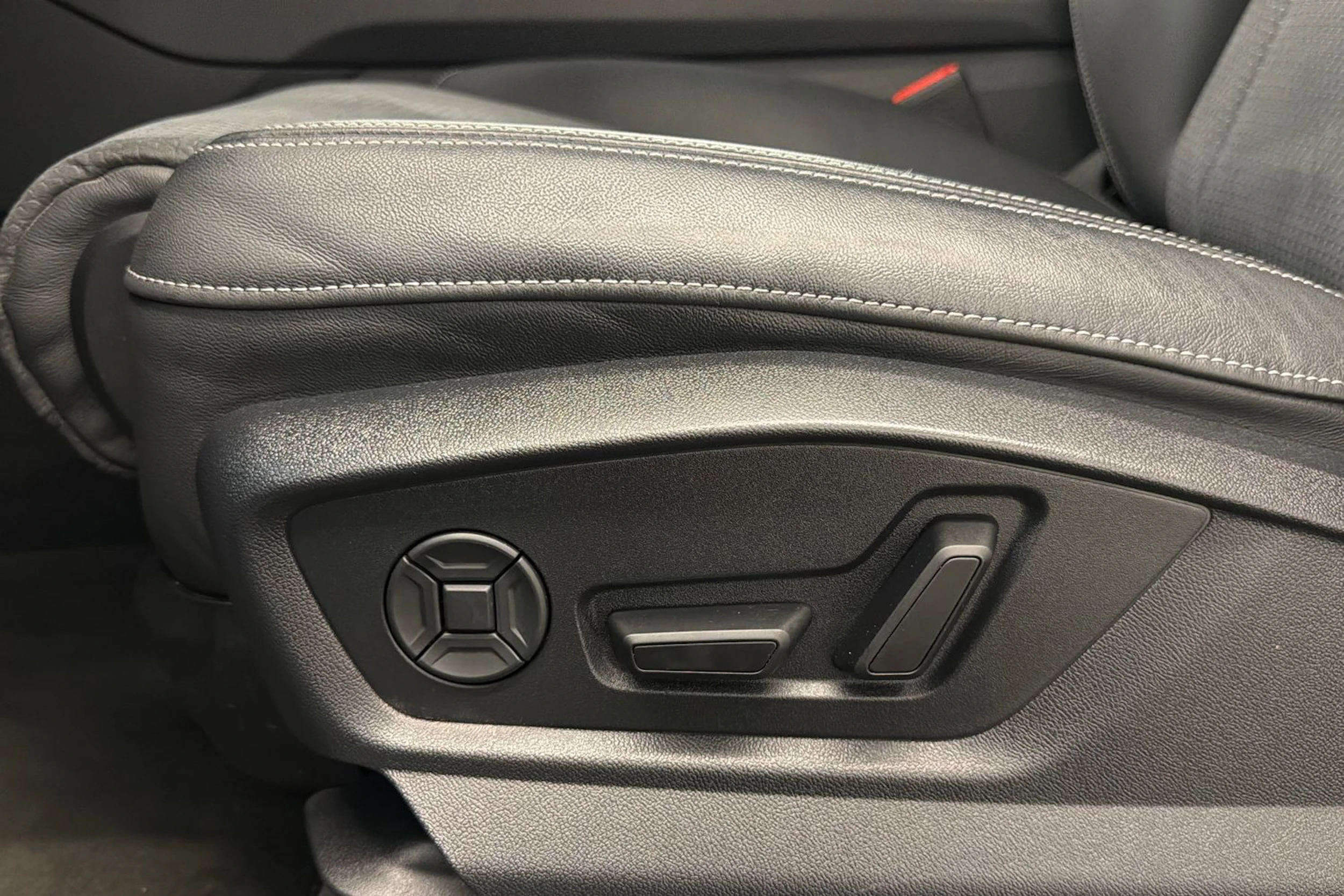 met. sininen Audi Q8 2024 kuva 17.