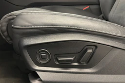 met. sininen Audi Q8 2024 kuva 17.