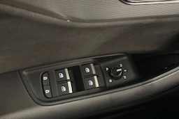 met. sininen Audi Q8 2024 kuva 18.