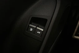 met. sininen Audi Q8 2024 kuva 19.