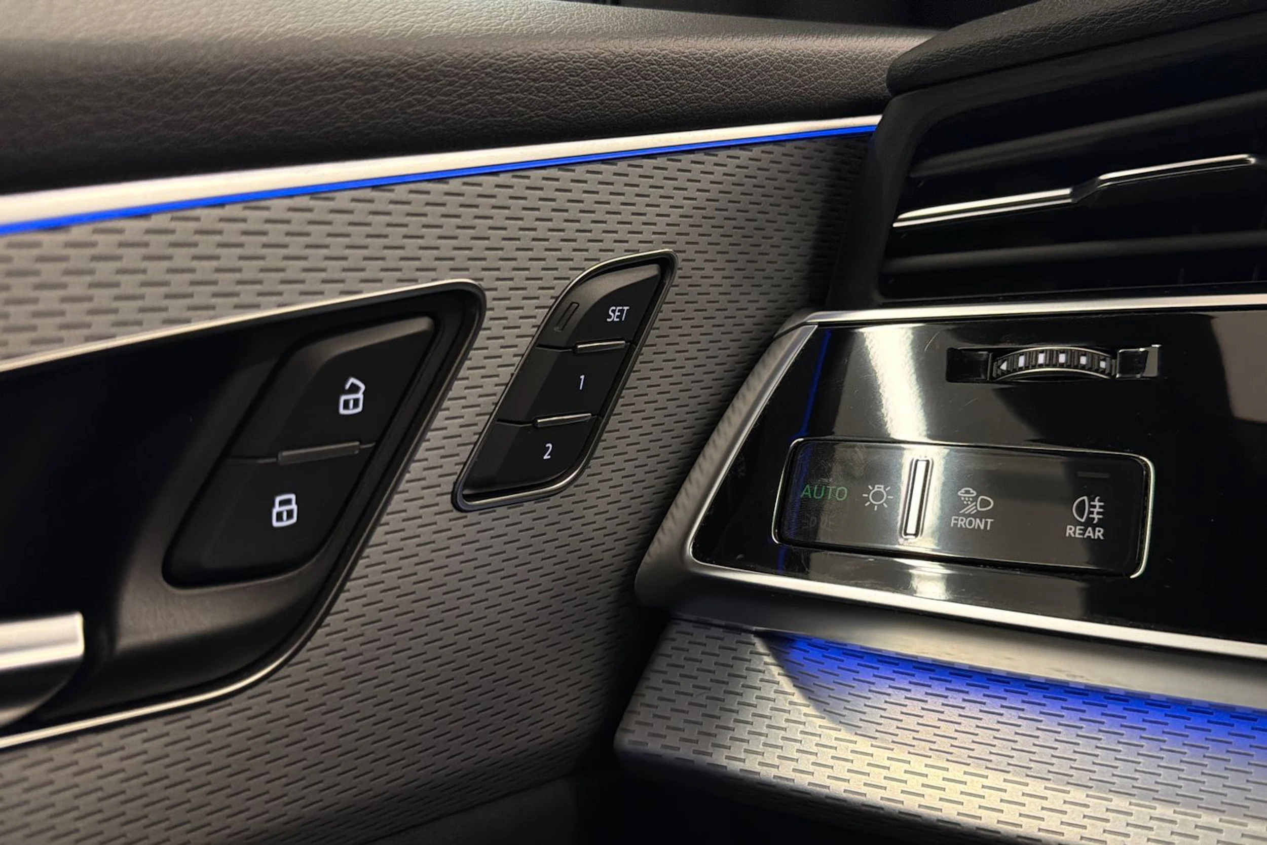 met. sininen Audi Q8 2024 kuva 20.