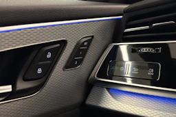 met. sininen Audi Q8 2024 kuva 20.