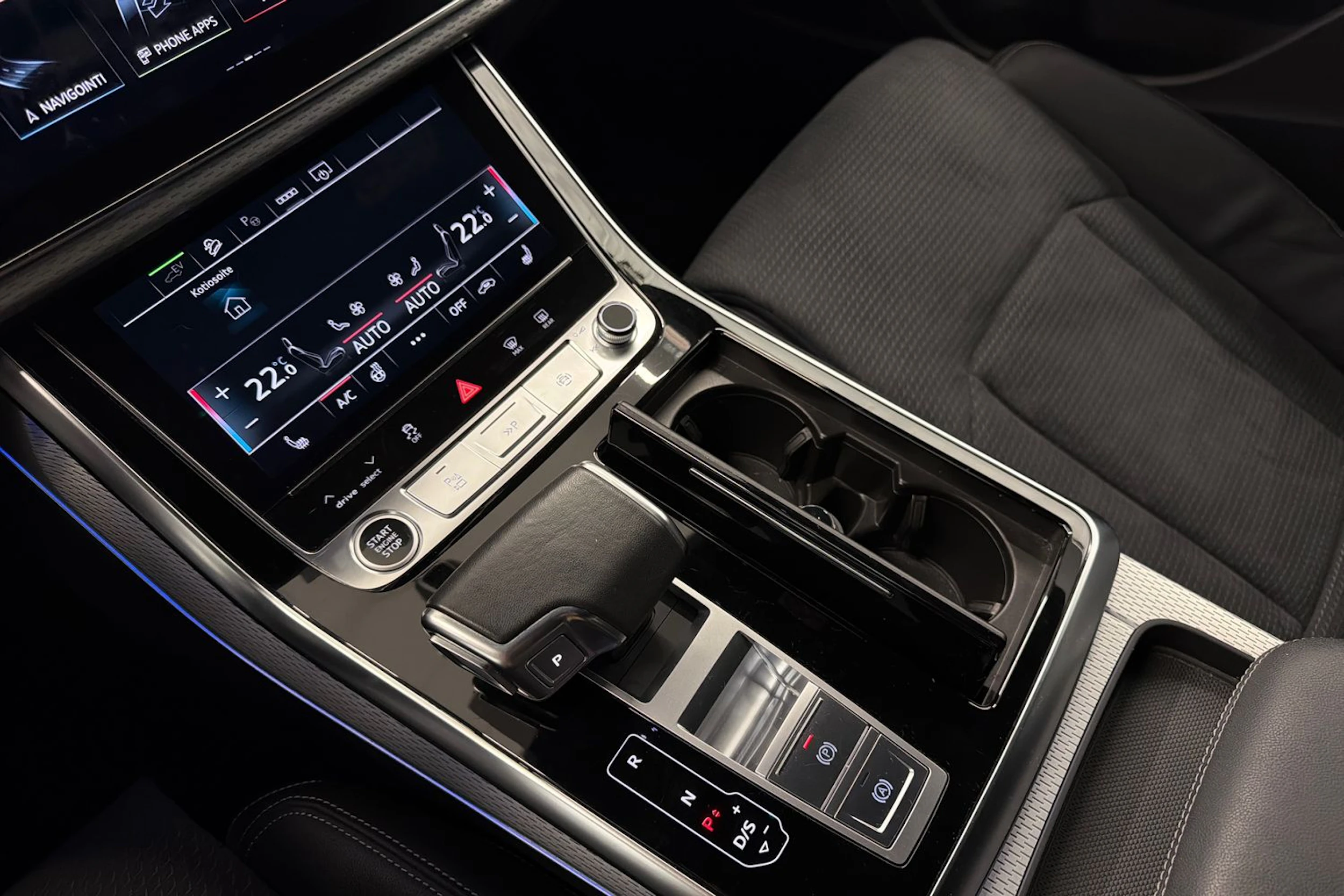 met. sininen Audi Q8 2024 kuva 25.
