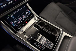 met. sininen Audi Q8 2024 kuva 25.