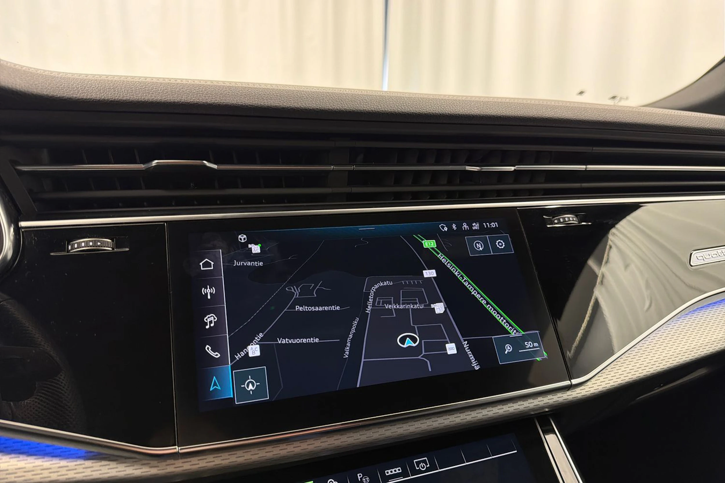 met. sininen Audi Q8 2024 kuva 26.