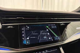 met. sininen Audi Q8 2024 kuva 26.