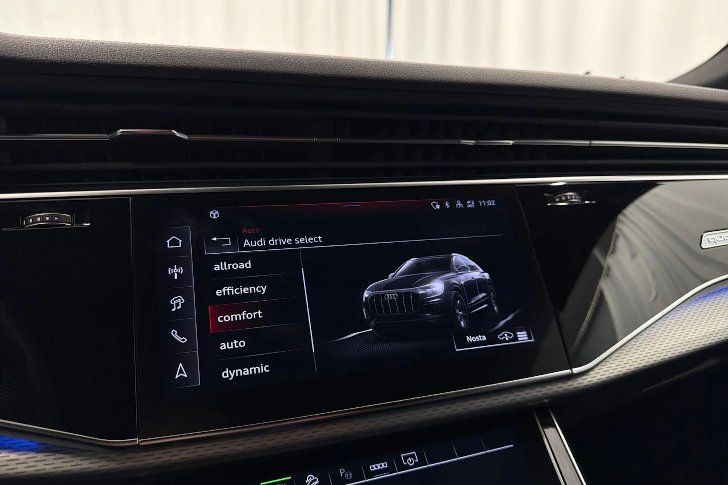 met. sininen Audi Q8 2024 kuva 28.