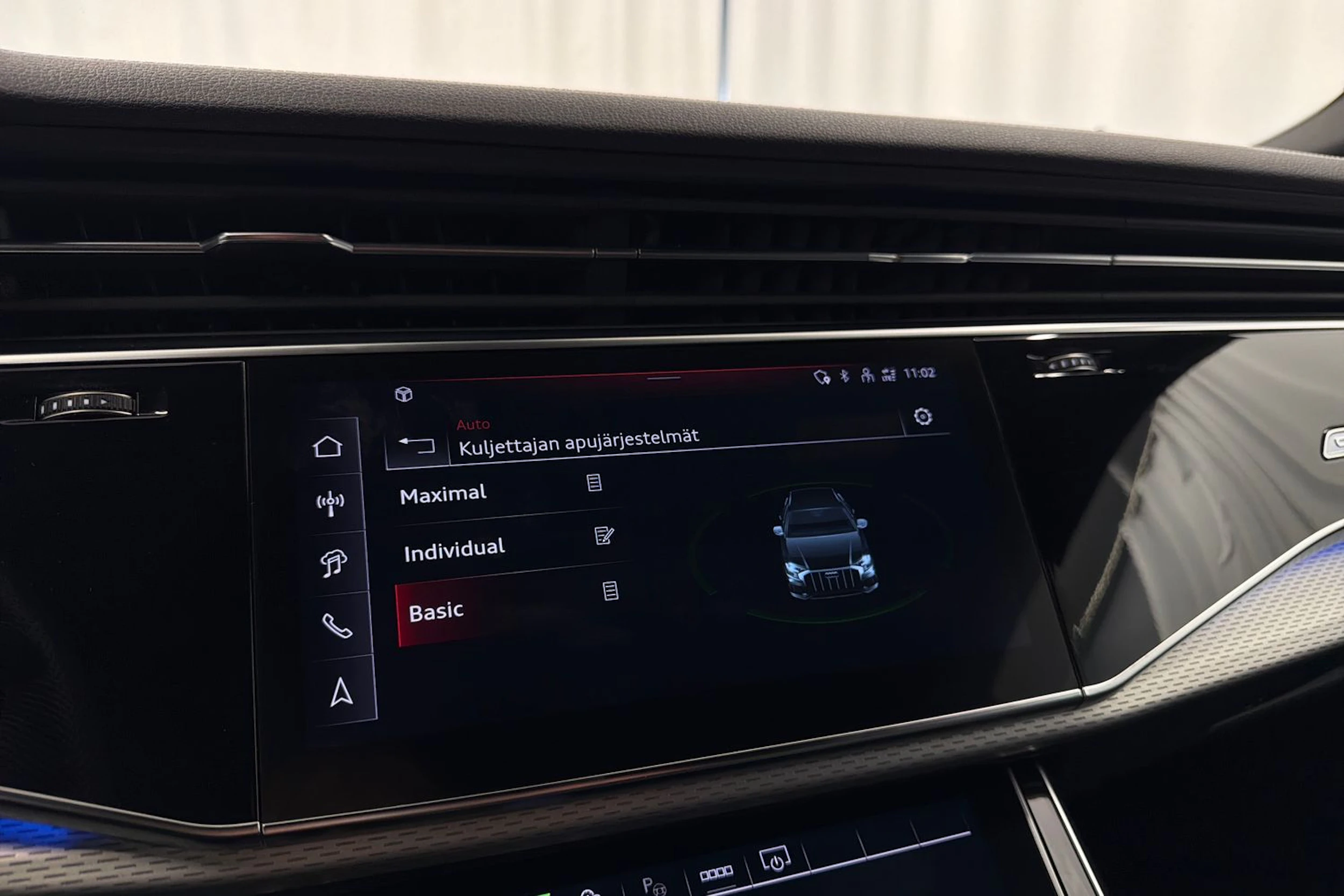 met. sininen Audi Q8 2024 kuva 29.