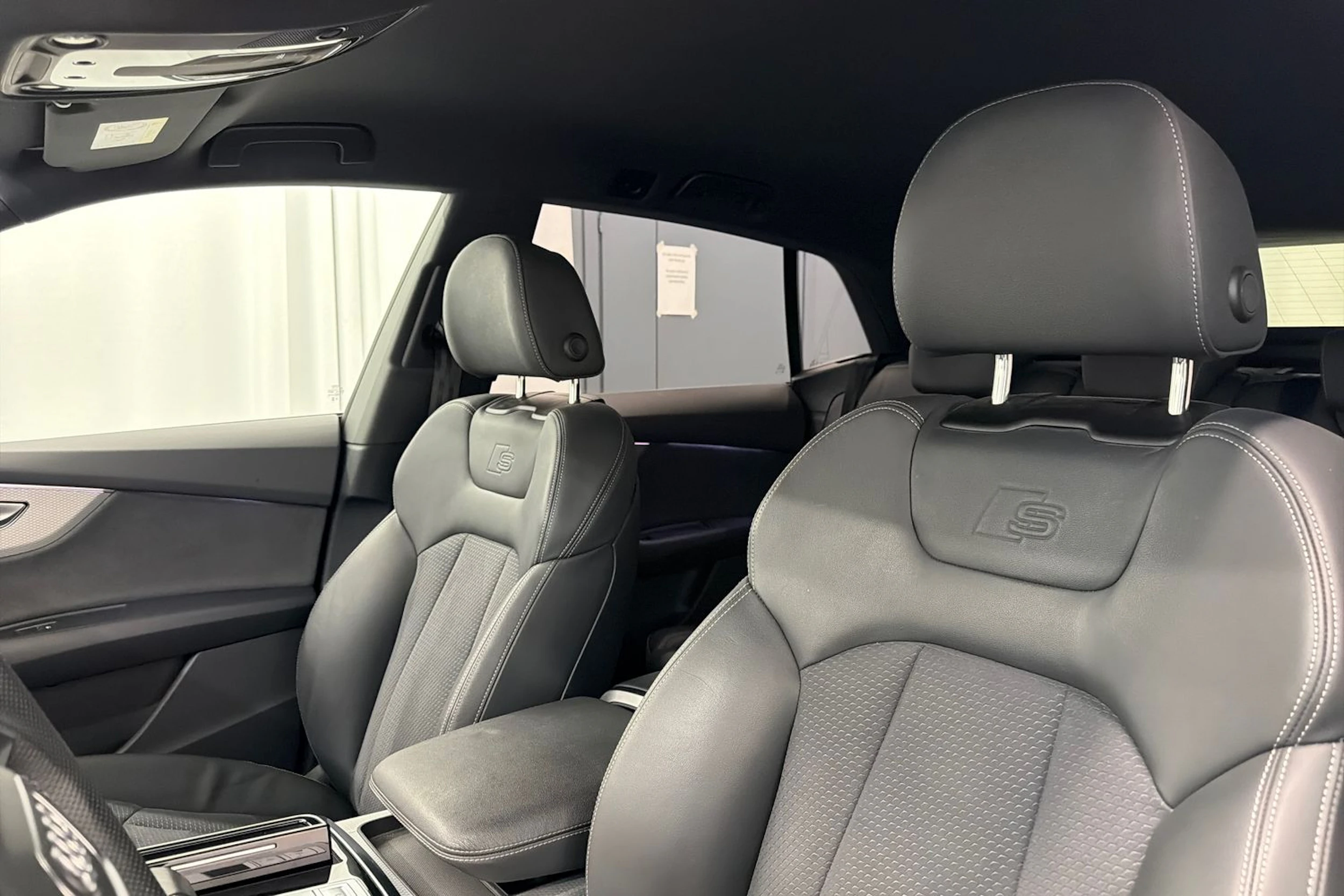 met. sininen Audi Q8 2024 kuva 33.