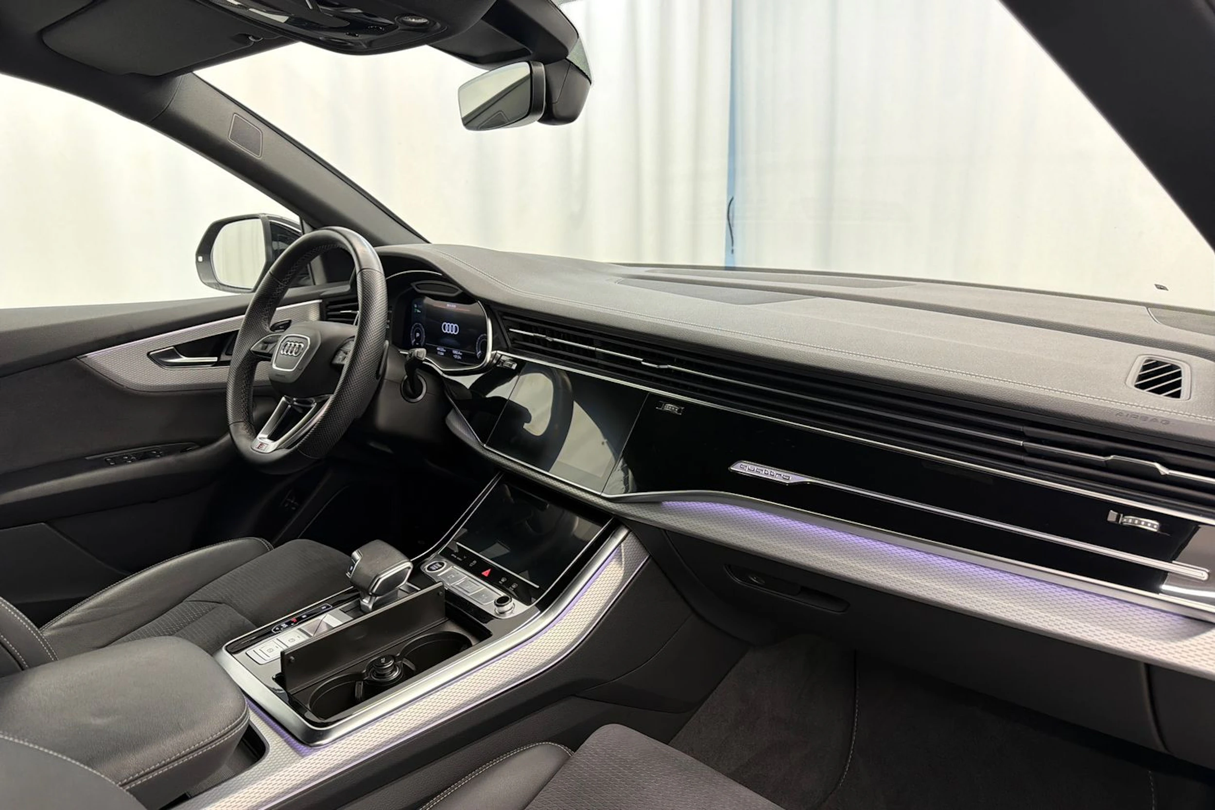 met. sininen Audi Q8 2024 kuva 34.