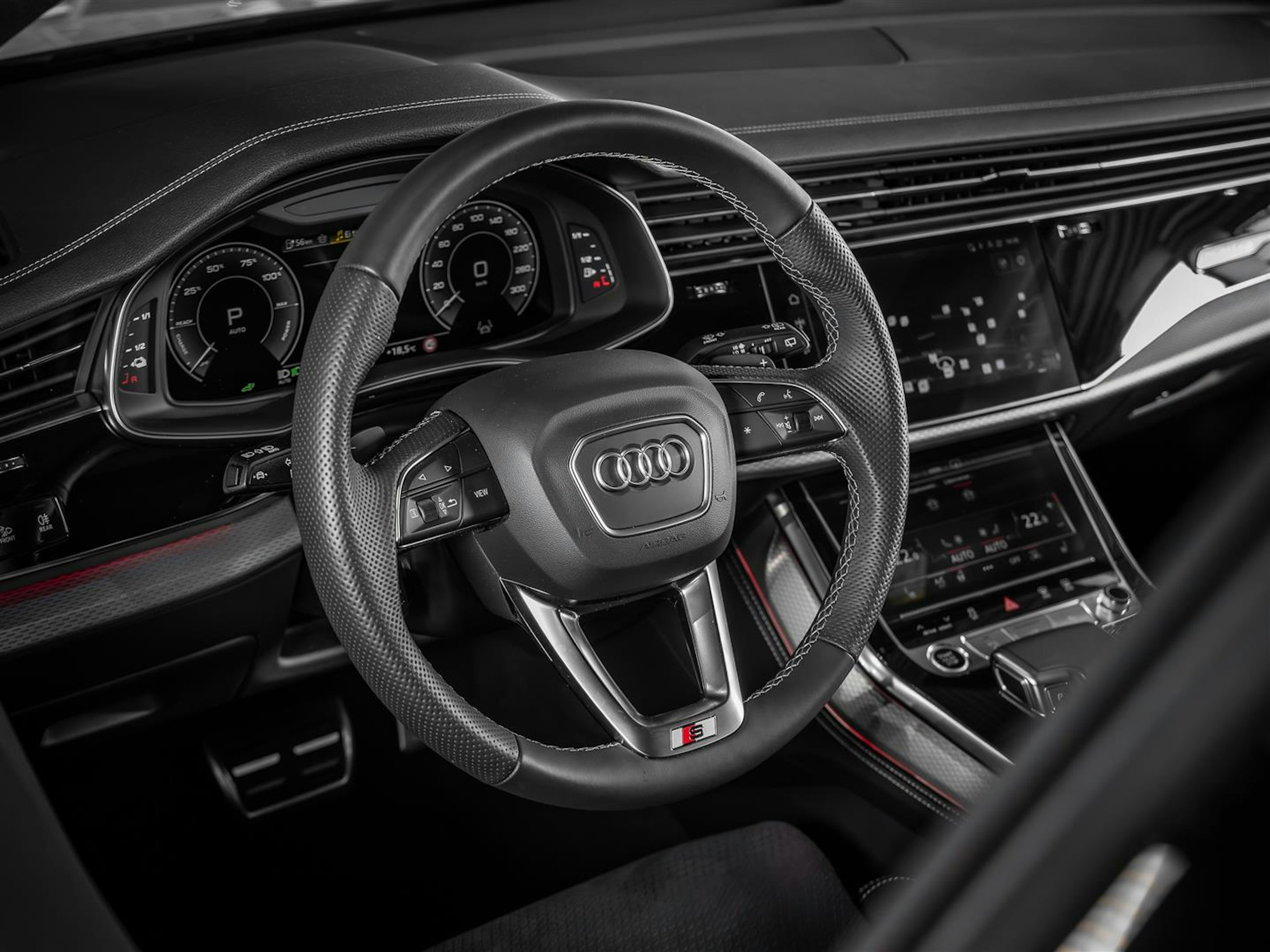 met. valkoinen Audi Q8 2024 kuva 17.