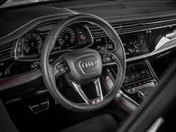 met. valkoinen Audi Q8 2024 kuva 17.