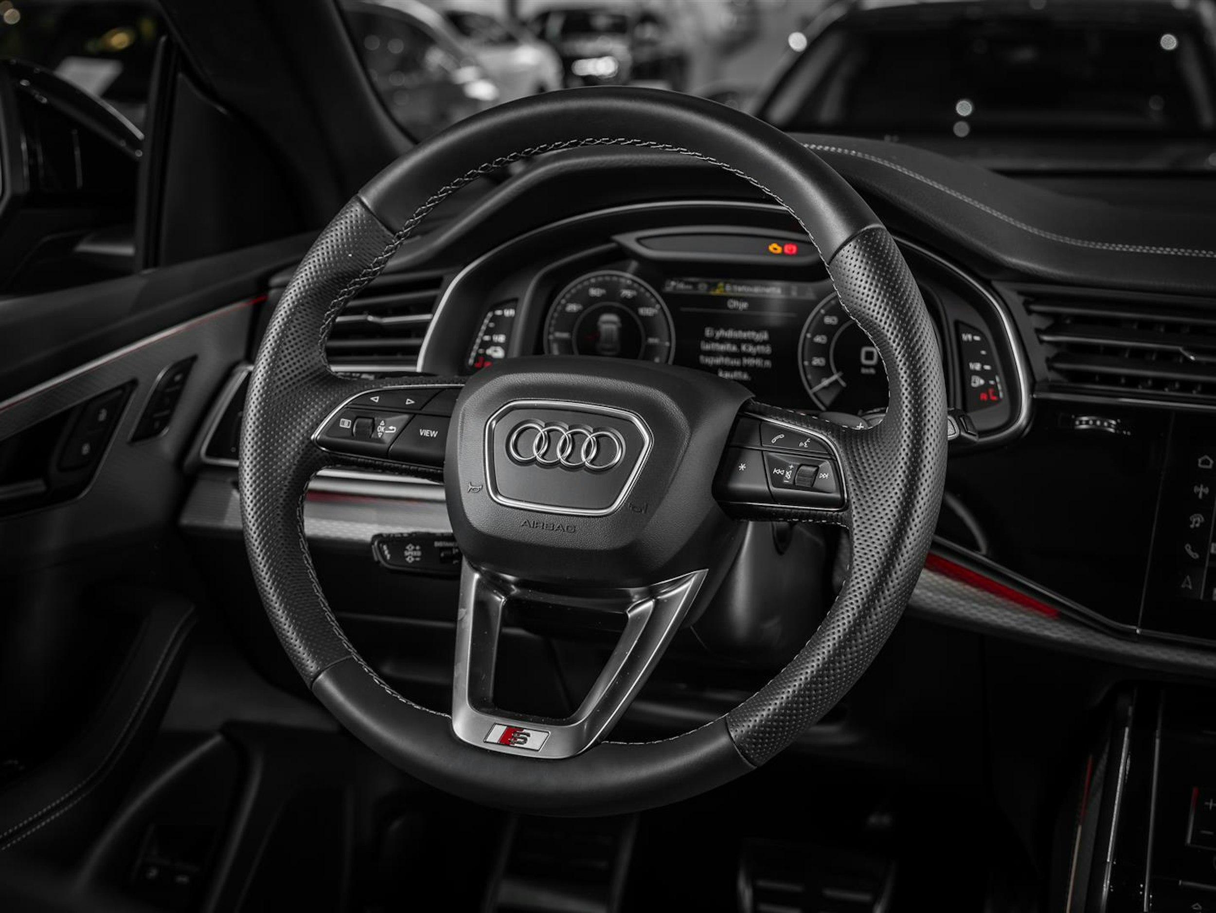 met. valkoinen Audi Q8 2024 kuva 22.