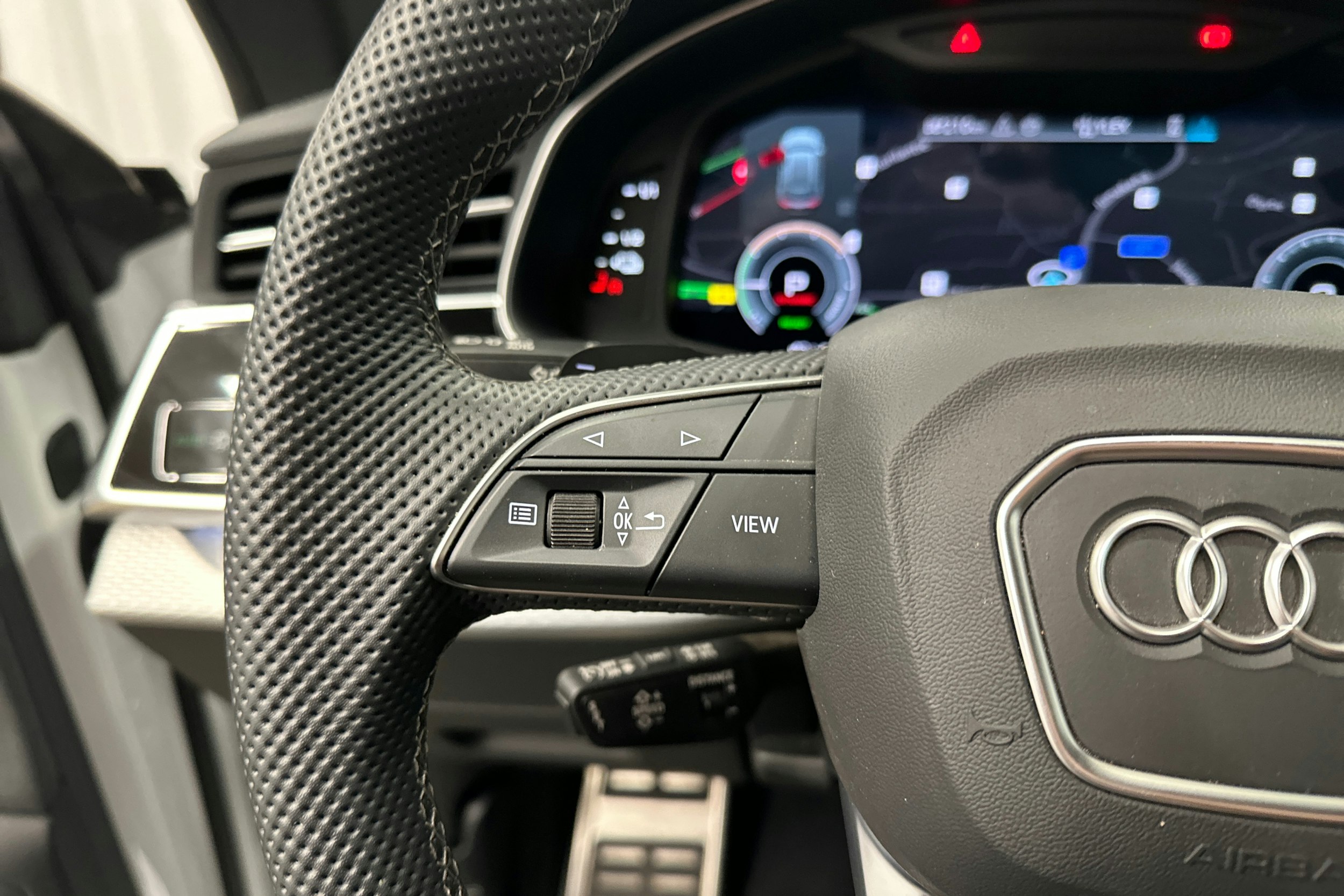 valkoinen Audi Q8 2025 kuva 11.