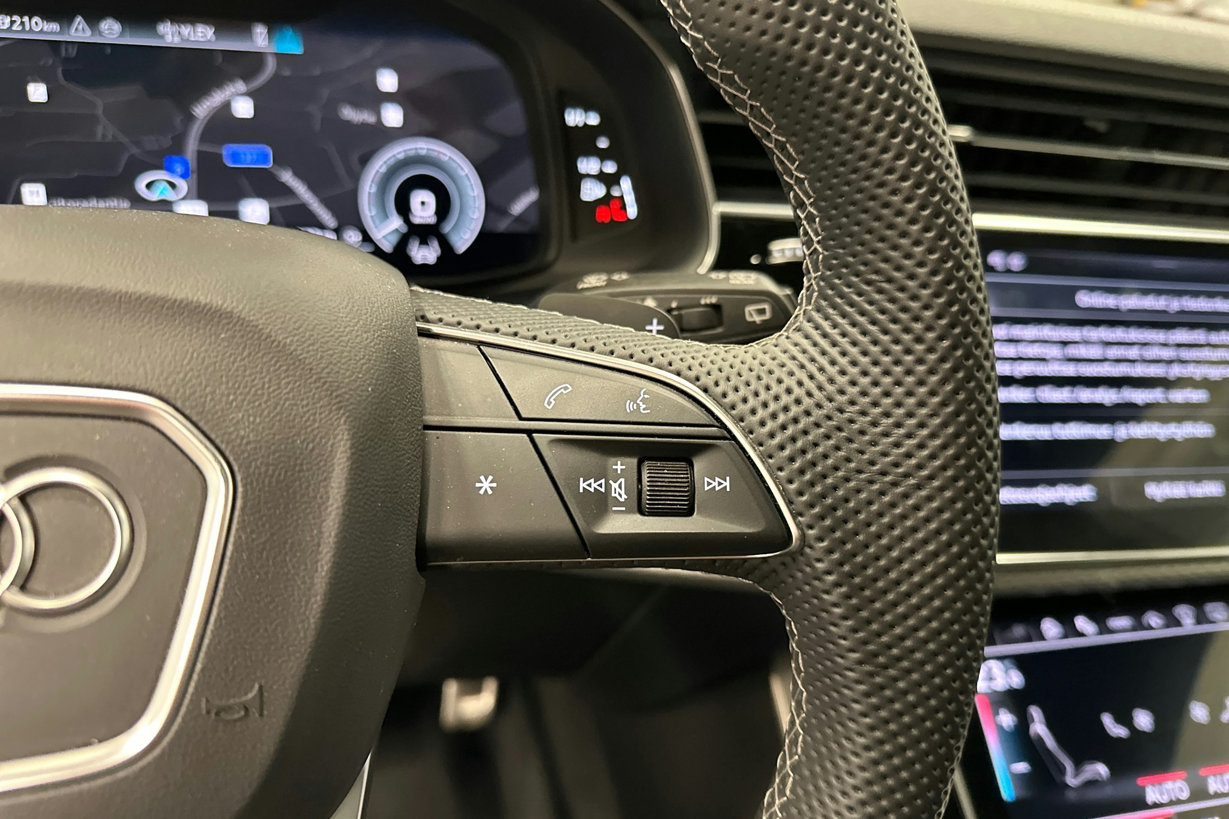 valkoinen Audi Q8 2025 kuva 12.