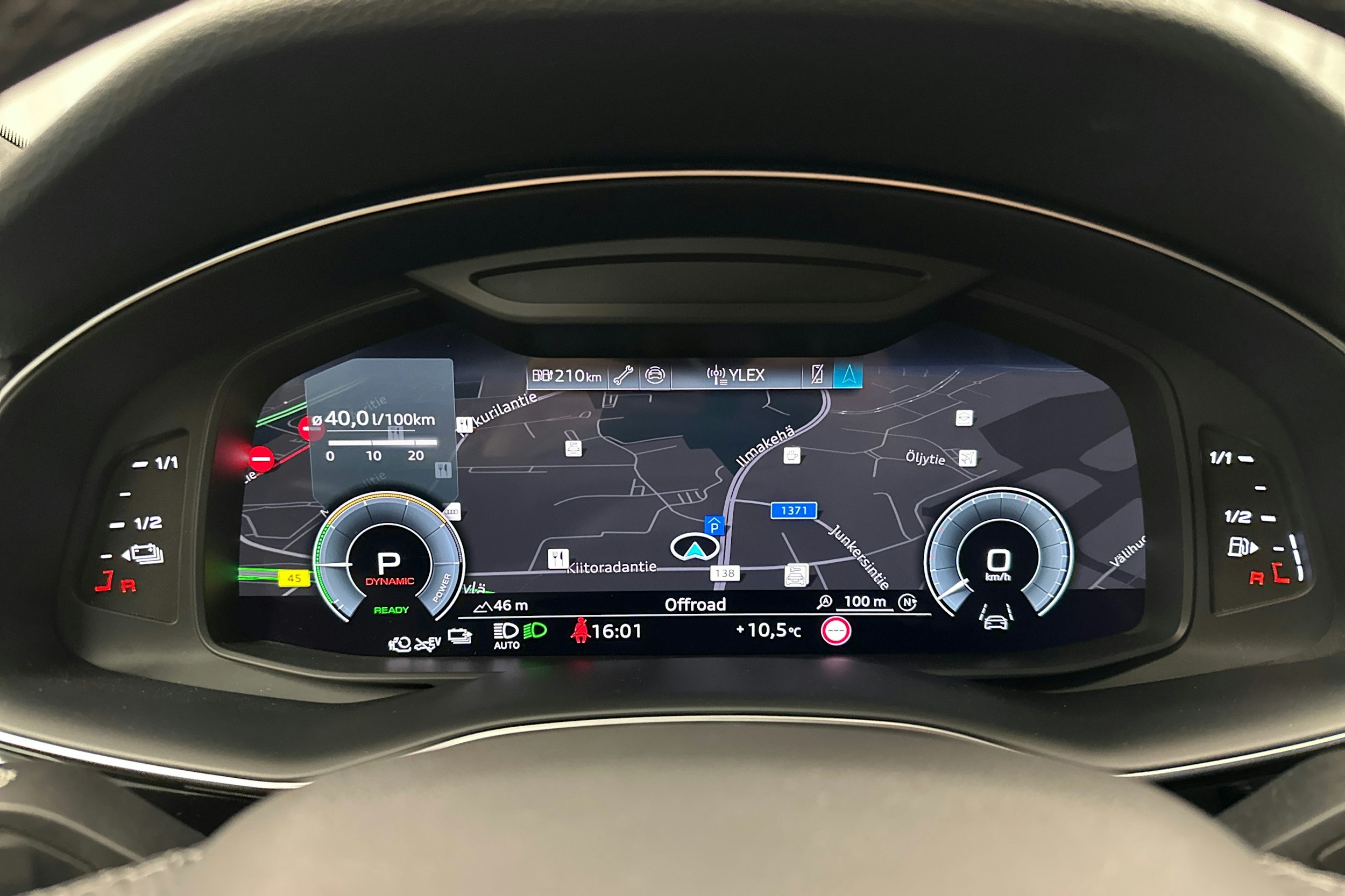 valkoinen Audi Q8 2025 kuva 15.