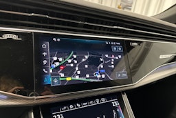 valkoinen Audi Q8 2025 kuva 20.