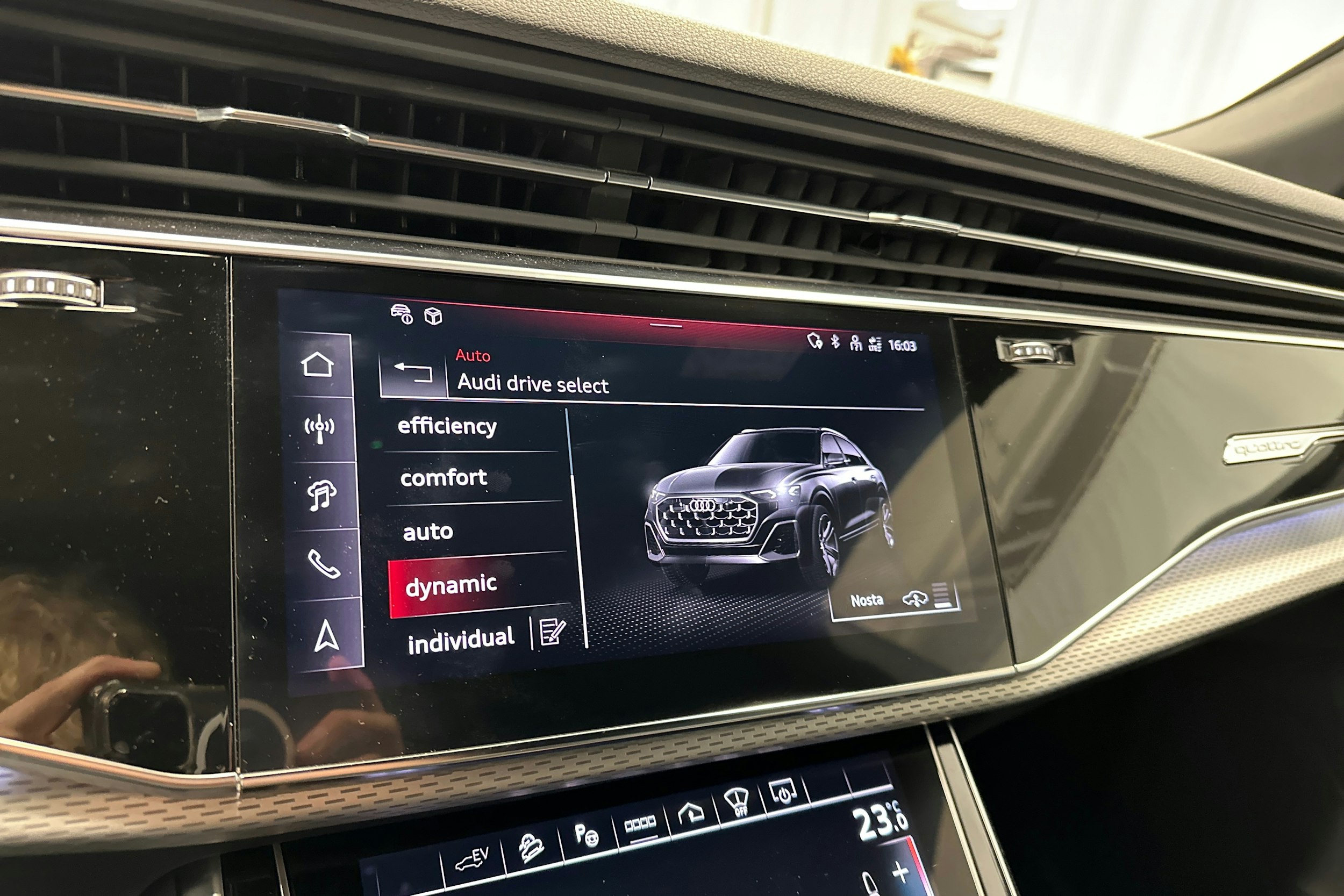 valkoinen Audi Q8 2025 kuva 22.