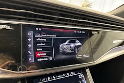 valkoinen Audi Q8 2025 kuva 22.