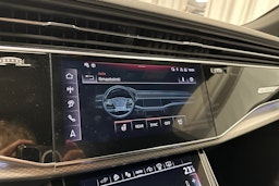 valkoinen Audi Q8 2025 kuva 23.