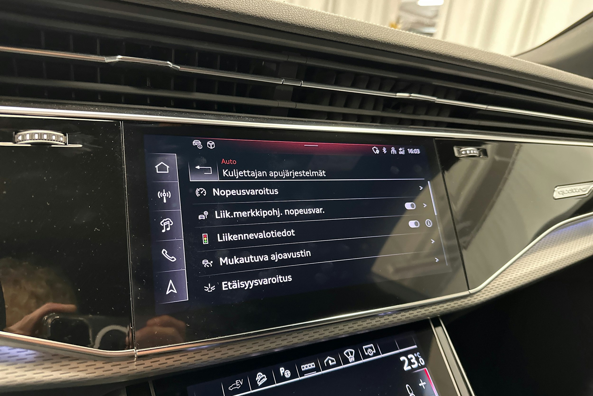 valkoinen Audi Q8 2025 kuva 25.