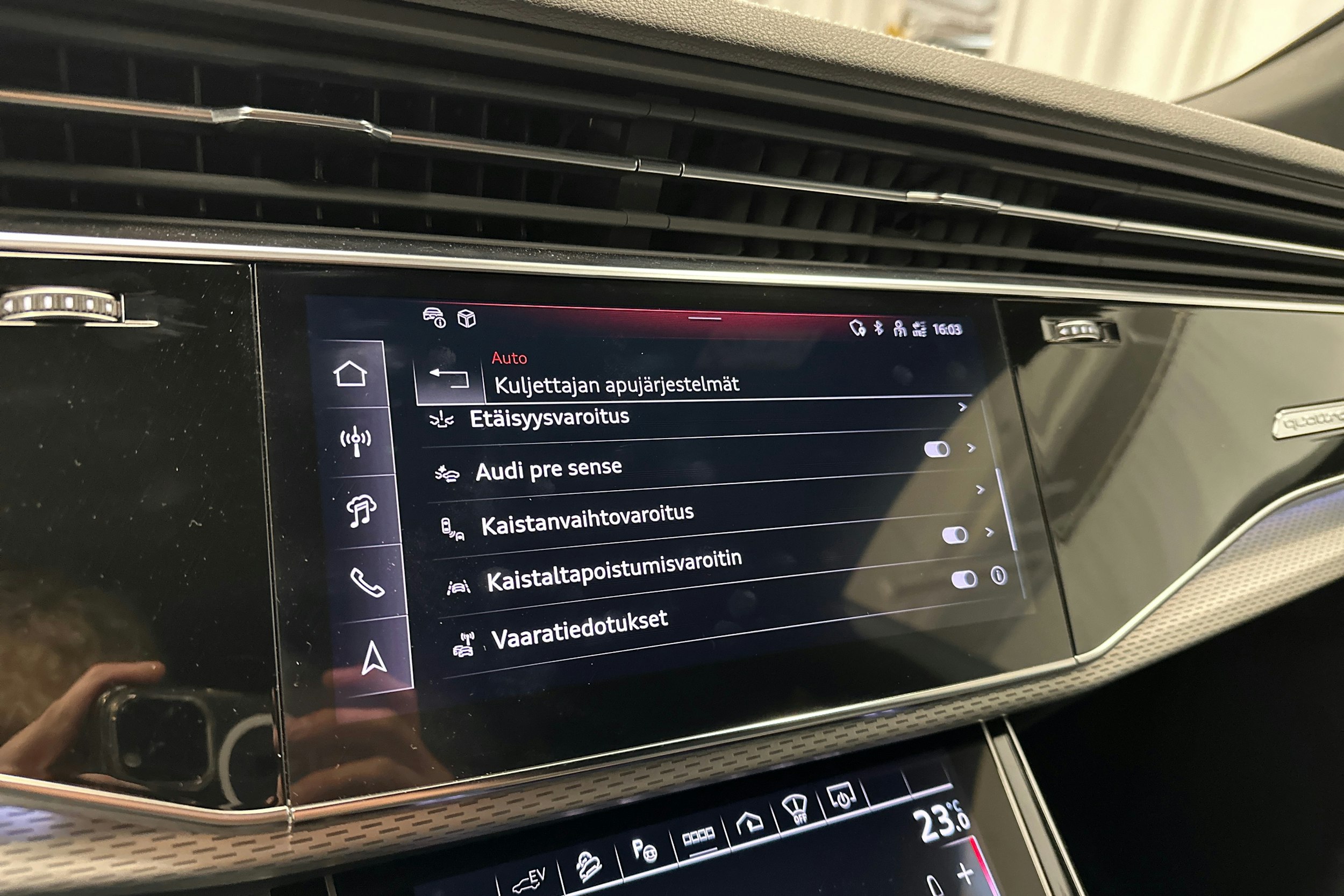 valkoinen Audi Q8 2025 kuva 26.