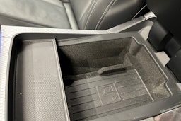 valkoinen Audi Q8 2025 kuva 28.