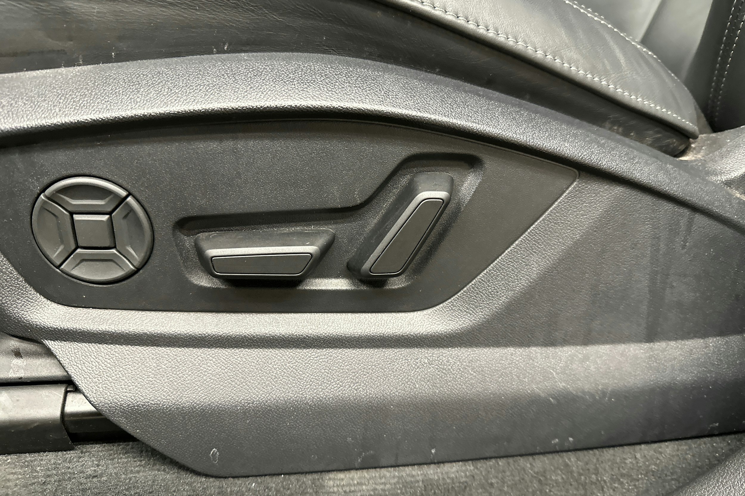 valkoinen Audi Q8 2025 kuva 30.