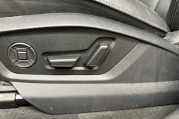 valkoinen Audi Q8 2025 kuva 30.