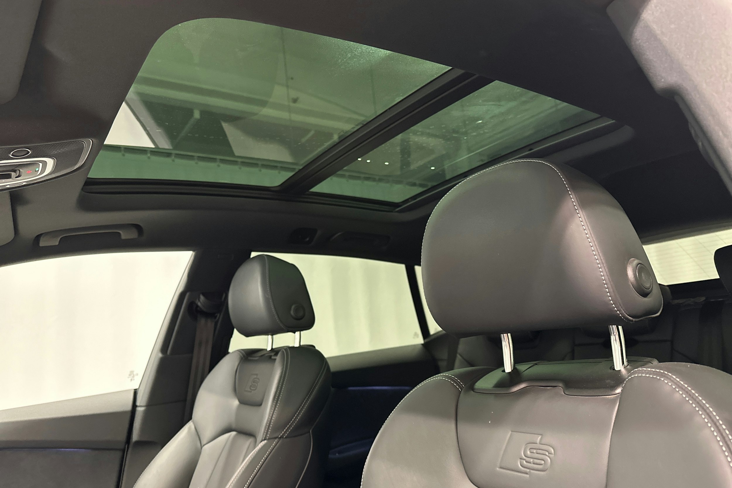 valkoinen Audi Q8 2025 kuva 32.