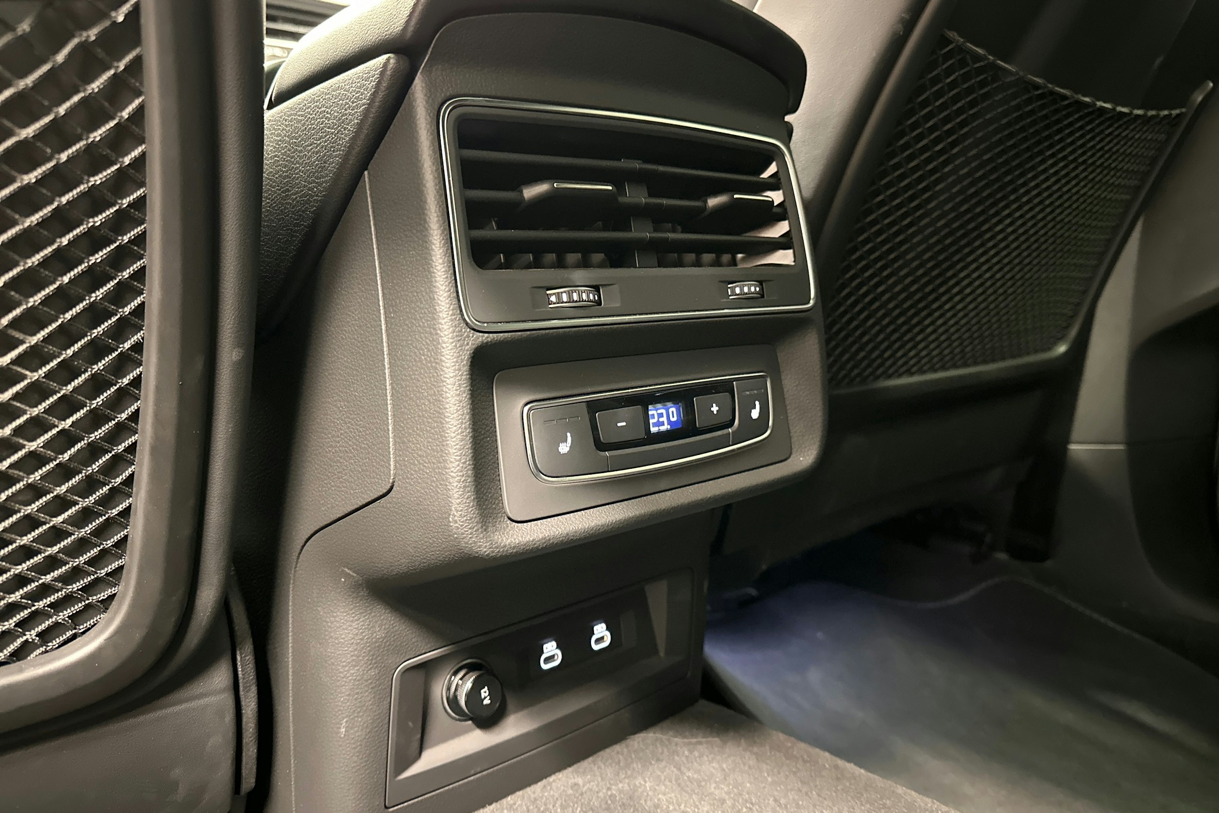 valkoinen Audi Q8 2025 kuva 33.