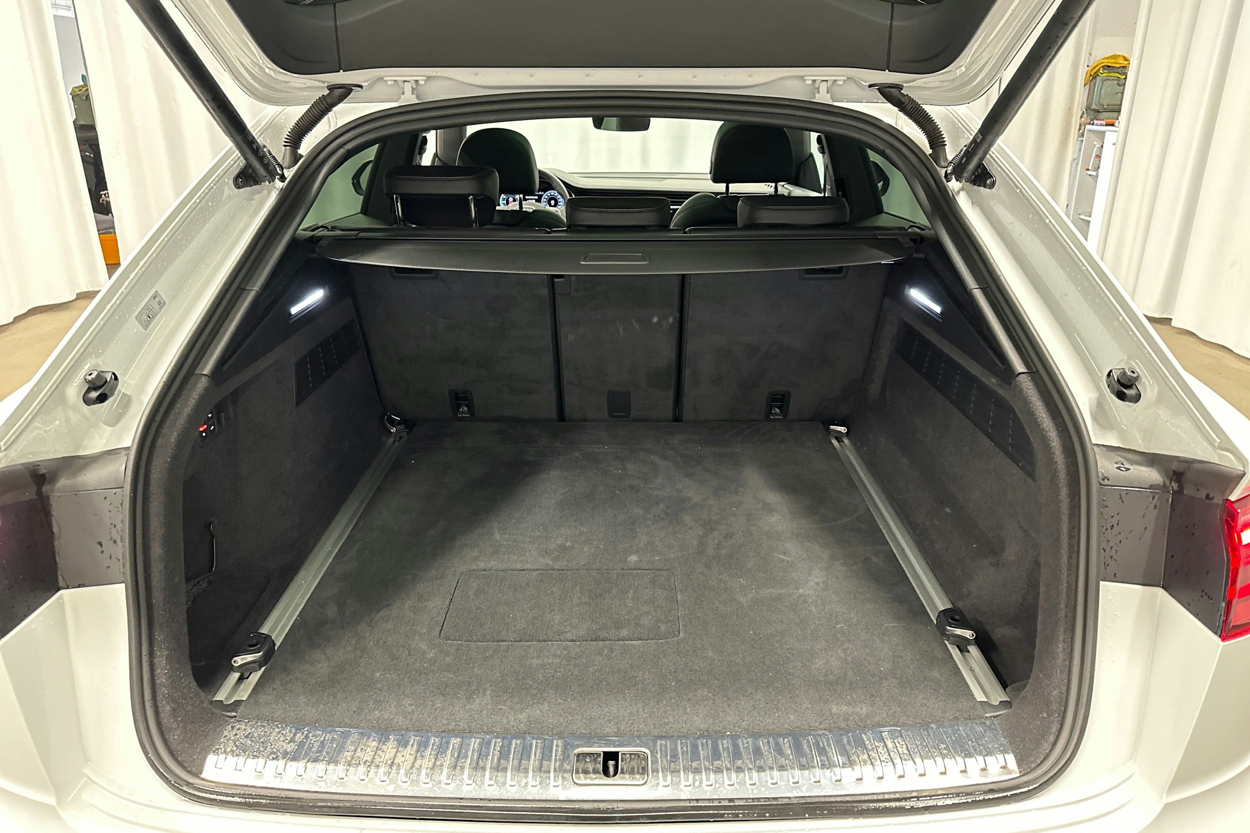 valkoinen Audi Q8 2025 kuva 34.