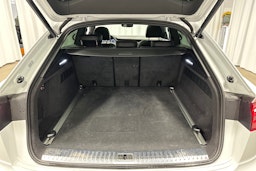 valkoinen Audi Q8 2025 kuva 34.